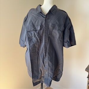 Men's Short Sleeve Button-Down Shirt in Dark Gray